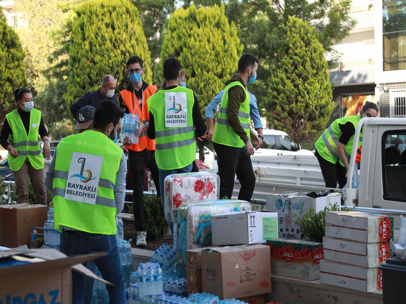 Bayraklı’nın gönüllü ordusu gece gündüz çalışıyor